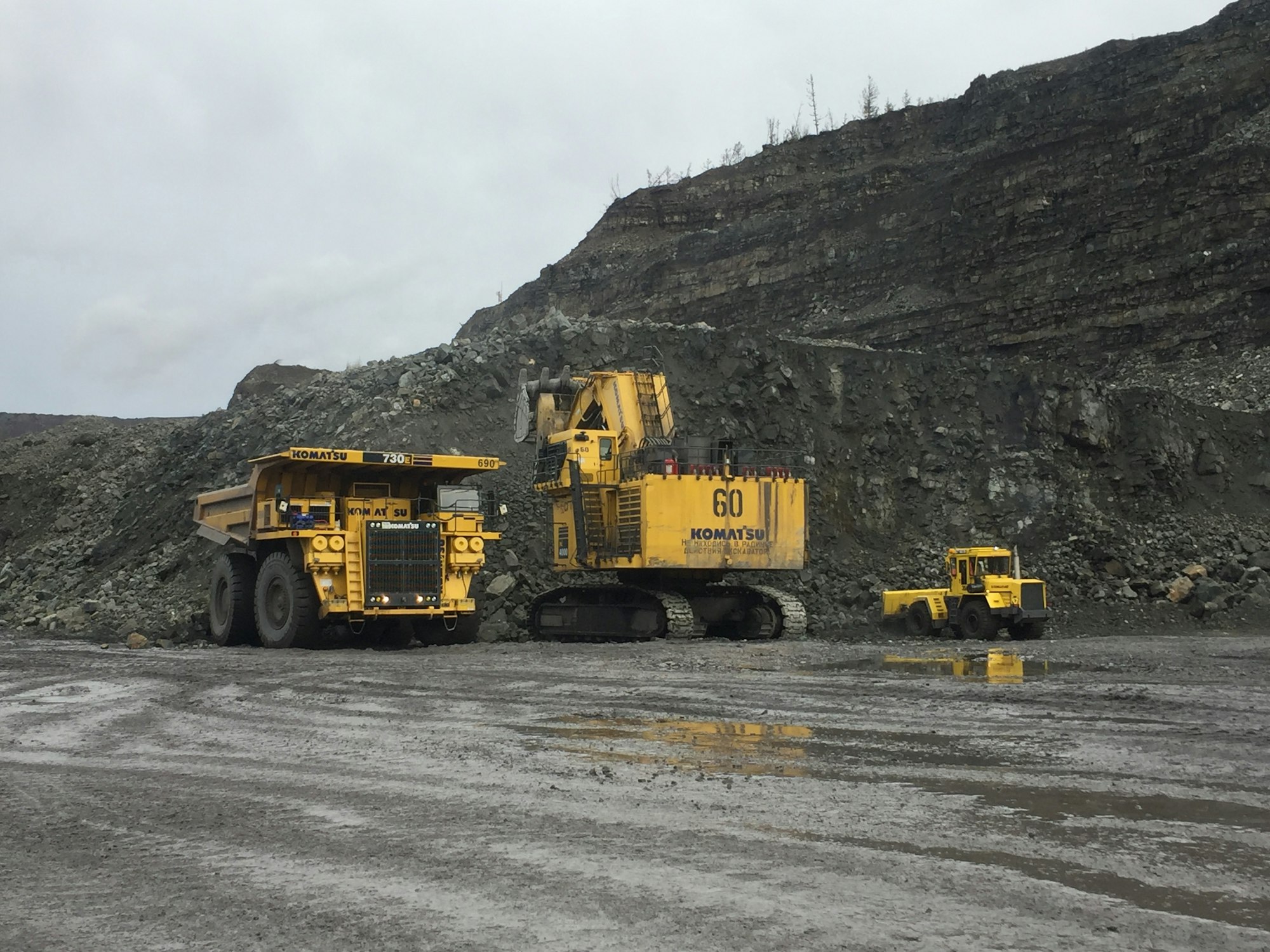 Mobile mixing units and heavy machinery at a quarry